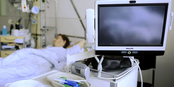 Un pacient infectat cu E.coli este tratat într-un spital din Hamburg. Până în prezent, peste 2000 de oameni suferă în urma infecţiei cu această bacterie.