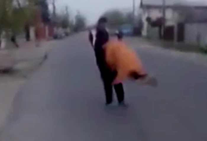 Bîtrâna a fost apucată de gulerul halatului şi învârtită