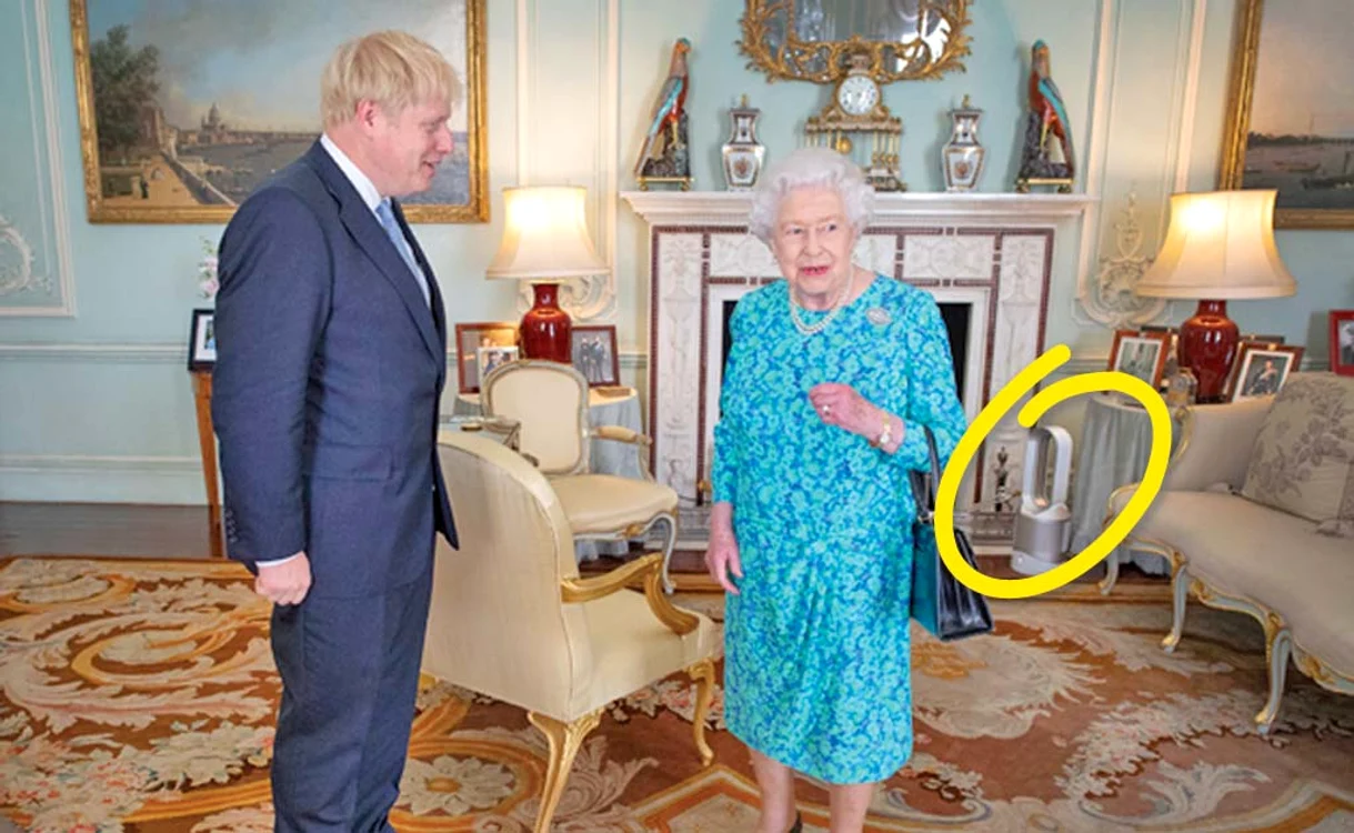 Maiestatea Sa l-a primit pe Boris Johnson cu o aerotermă Dyson Pure Hot + Cool Link, de 350 euroFoto: EPA-EFE