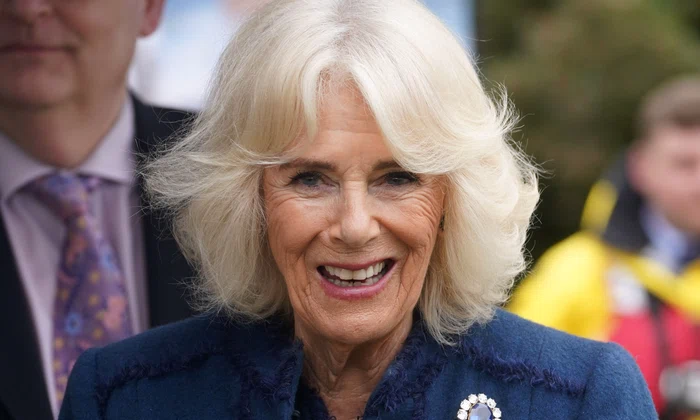 Regina Camilla cu broșă din safir, GettyImages (1) jpg