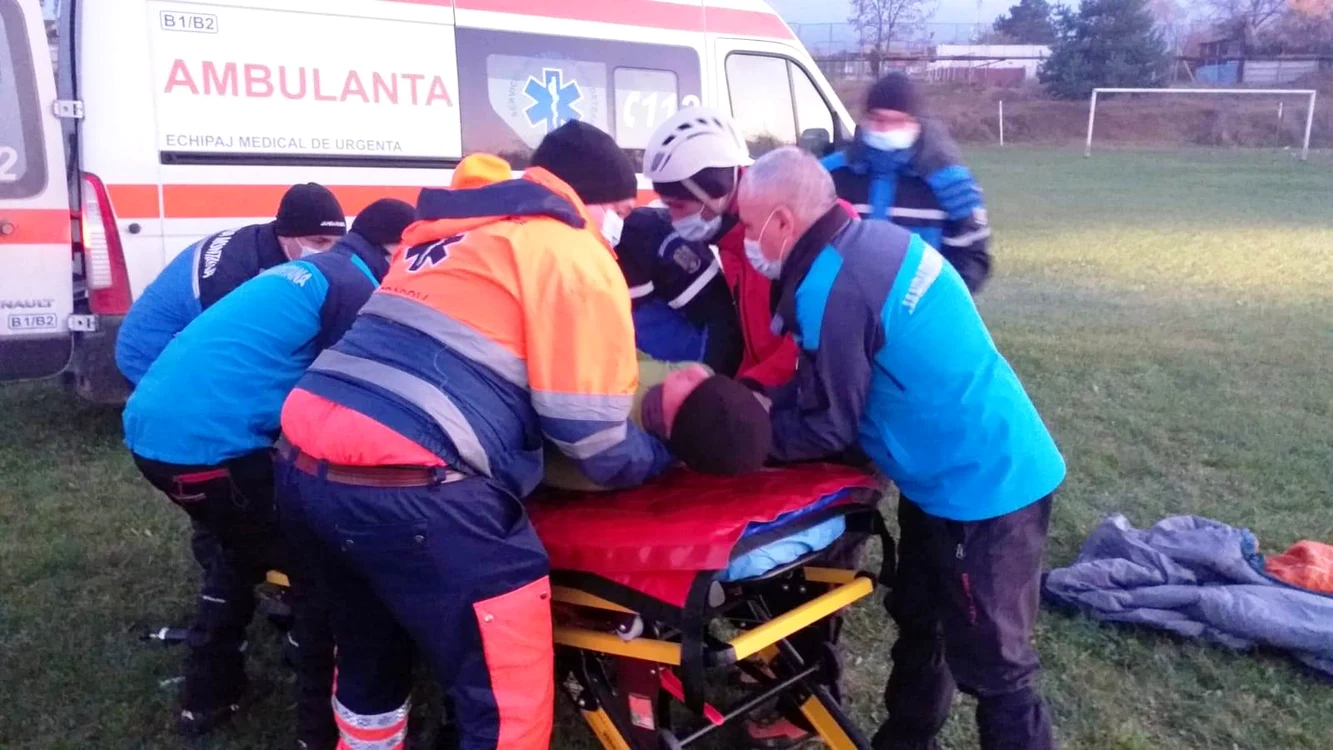 
    Adolescentul are traumatisme la coloană și a fost adus cu elicopterul pe stadionull din localitatea VictoriaFoto: monitorfg.ro  