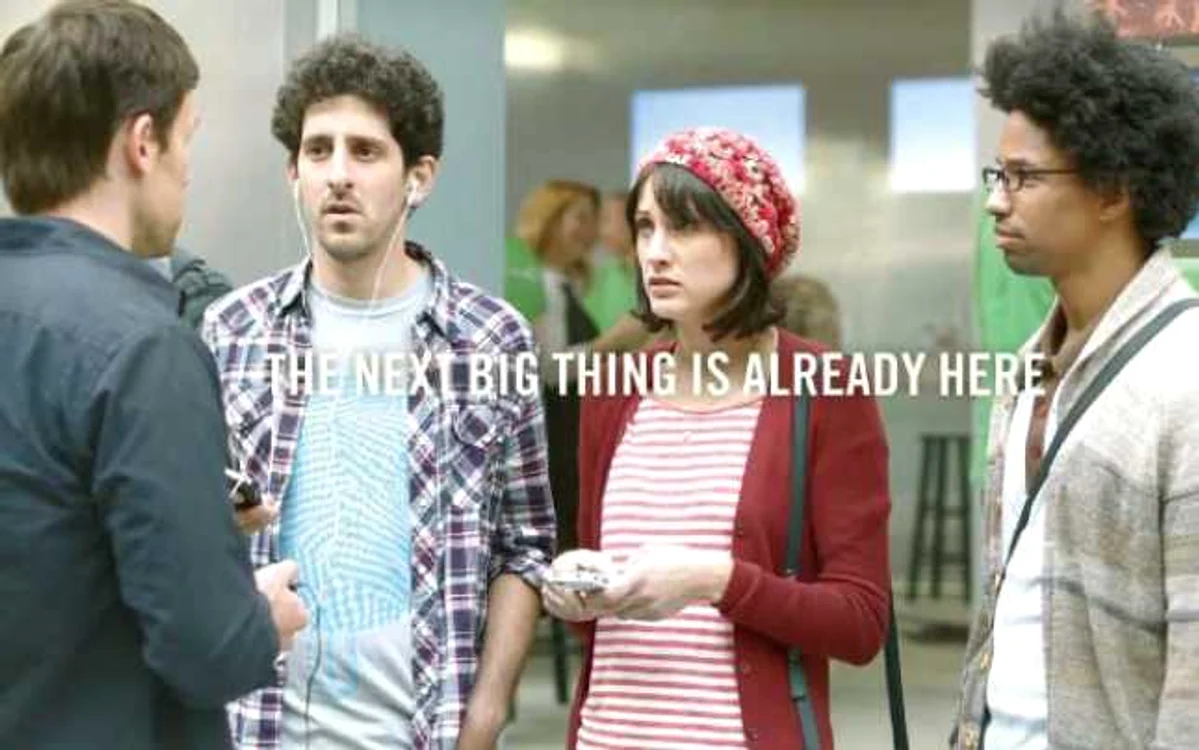 Un clip din 2011 îi taxează pe fanii Apple, care stau cu zilele la coadă pentru un iPhone, cu toate că „marea noutate e deja aici“ – adică Samsung Galaxy 