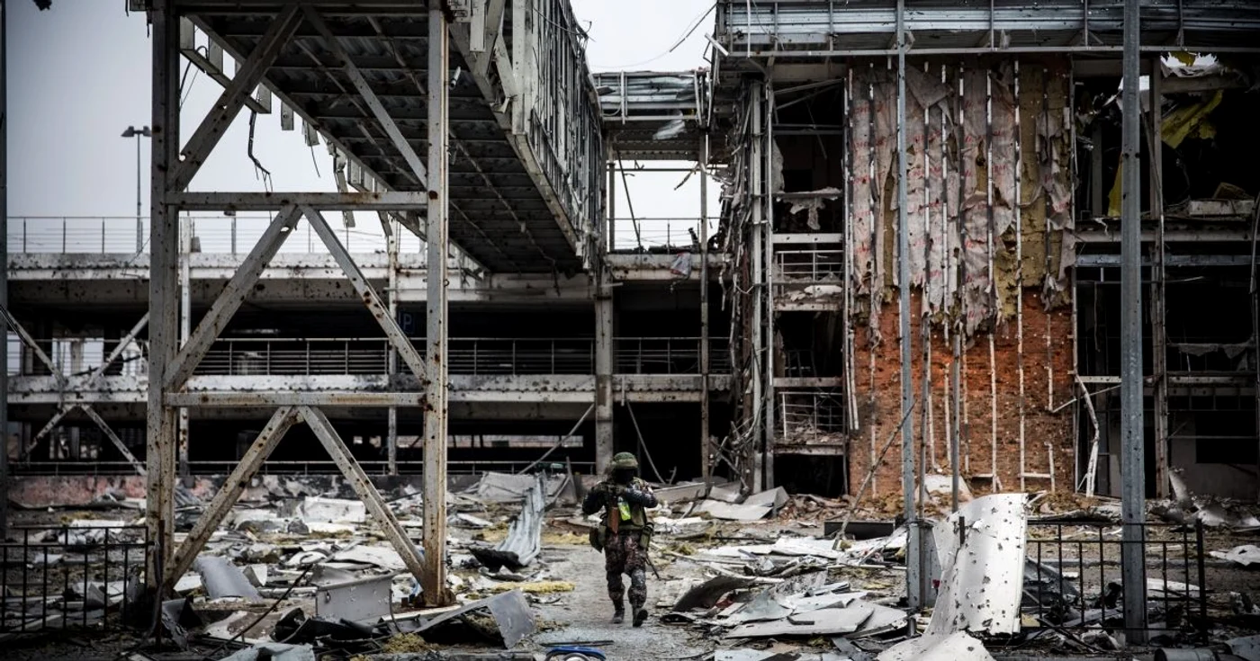 Un rebel pro-rus trece prin rămăşiţele aeroportului Doneţk Ucraina FOTO Guliver/Getty Images