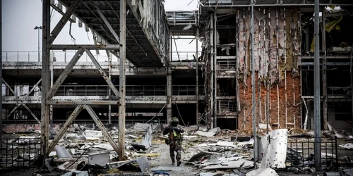 Un rebel pro-rus trece prin rămăşiţele aeroportului Doneţk Ucraina FOTO Guliver/Getty Images 