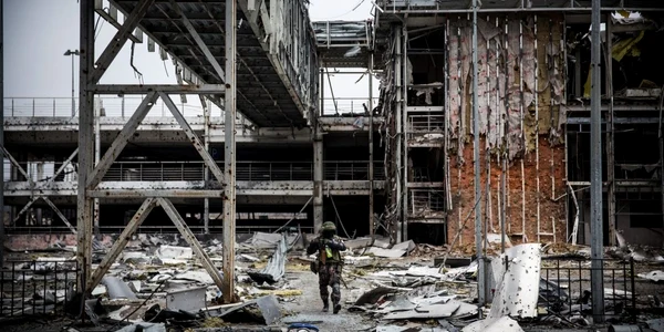 Un rebel pro-rus trece prin rămăşiţele aeroportului Doneţk Ucraina FOTO Guliver/Getty Images 