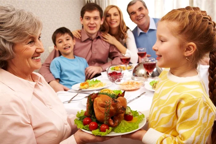 Gospodinele împodobesc masa festivă cu preparate tradiţionale: sarmale, plăcinte cu brânză şi friptură de pasăre. Foto: Shutterstock