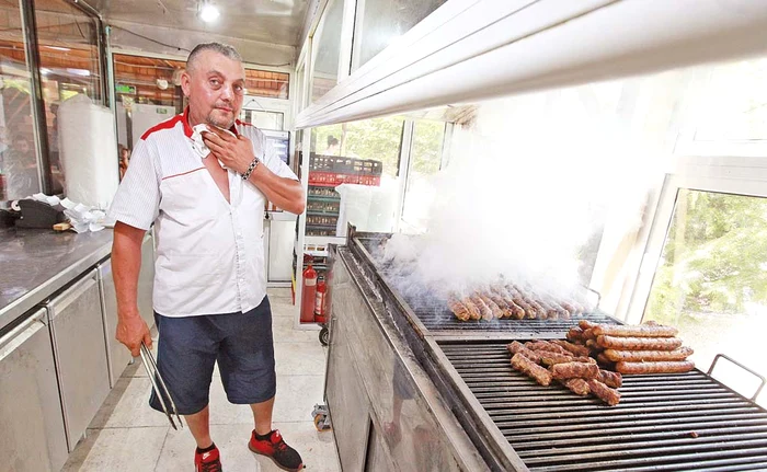 
    Bucătarul Vasile Roșu a pregătit ieri pe caniculă în jur de 1.000 de mici și 90 de cârnați pentru cei care s-au înghesuit ieri la terasa din BrăneştiFoto: Sever Gheorghe  