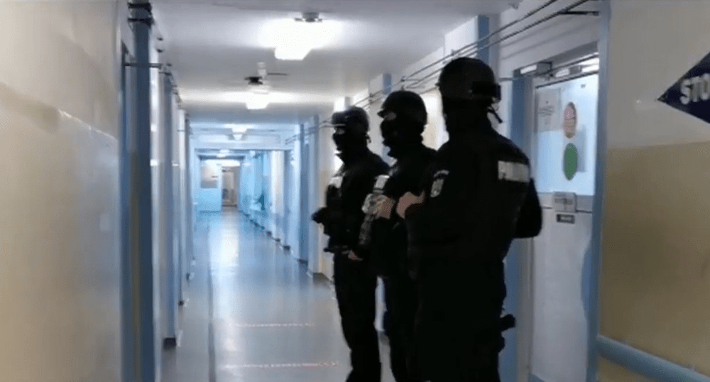 Tânăr împușcat de polițiști după ce și-a măcelărit părinții. A devastat ambulanța care îl ducea la spital