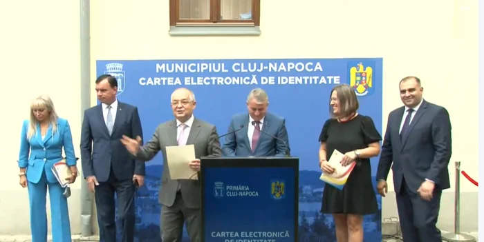 Ministrul de Interne, Lucian Bode, prezintă proiectul pilot privind cărţile de identitate electronică, la Cluj-Napoca. FOTO: captura video