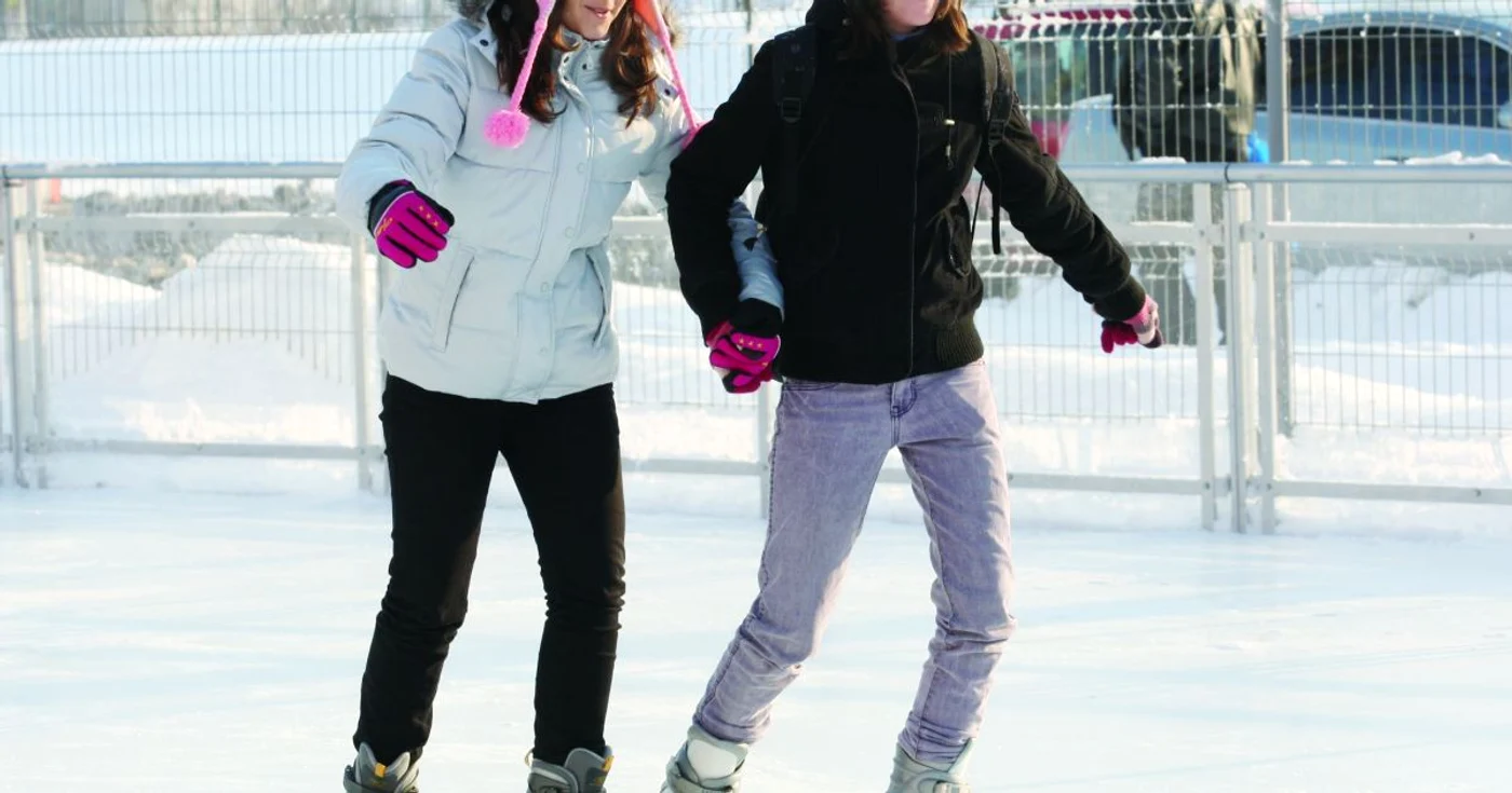 Tinerii pot merge la patinoar în fiecare zi