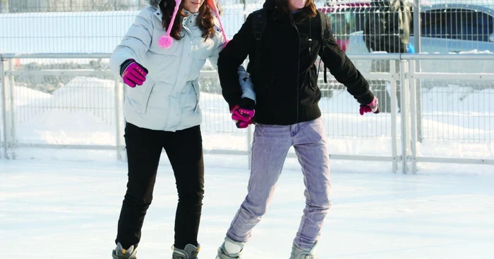 Tinerii pot merge la patinoar în fiecare zi