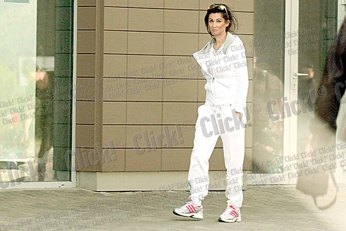 
    Nicoleta Luciu se  mândrește în fața  blocului cu tripleții ei (FOTOGRAFII: ALEX MUSCALIU)  