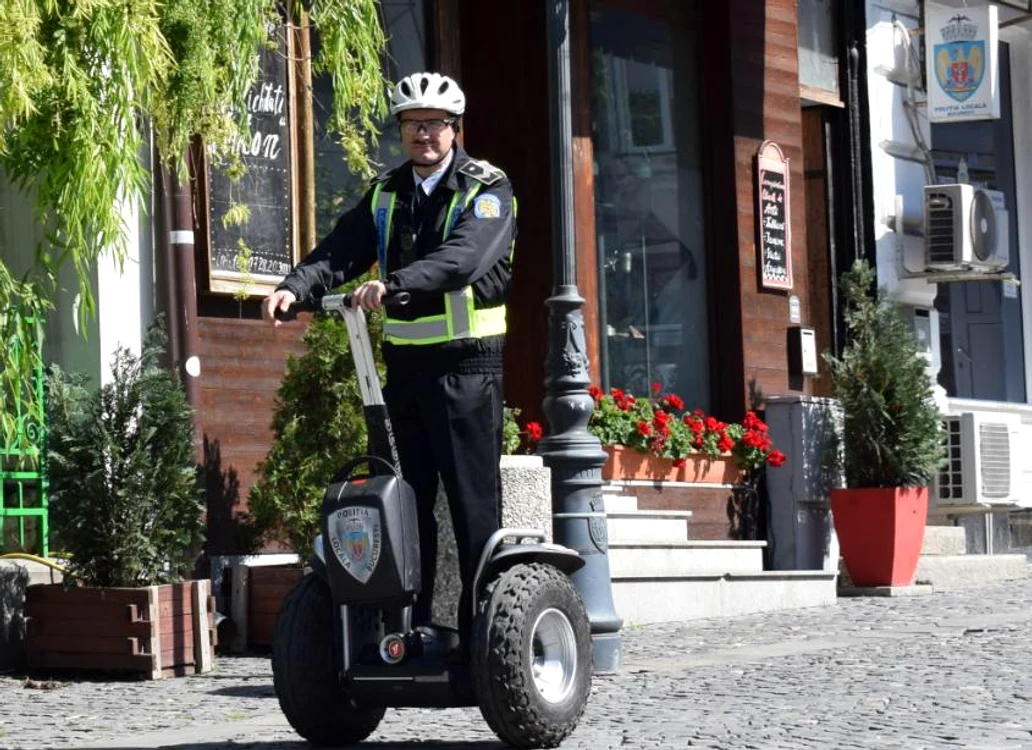 
    O parte dintre polițiștii locali, învățați să se plimbe cu segway prin Centrul Vechi, va ajunge la STBFoto: Poliția Locală a Municipiului București  