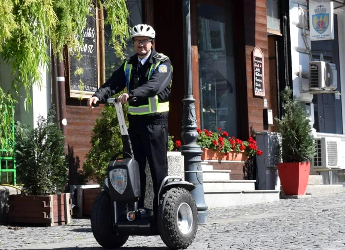 
    O parte dintre polițiștii locali, învățați să se plimbe cu segway prin Centrul Vechi, va ajunge la STBFoto: Poliția Locală a Municipiului București  