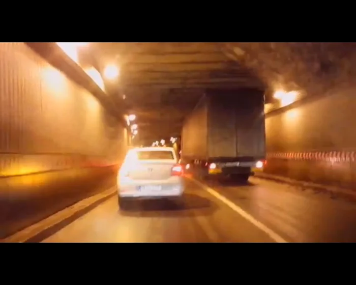 Şoferul nu a respectat limita de înălţime afişată la intrare în pasaj (capturi youtube)