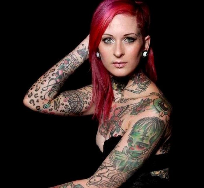 
    Femke este tatuată pe 90 la sută din suprafaţa corpuluifoto: arhiva personală  