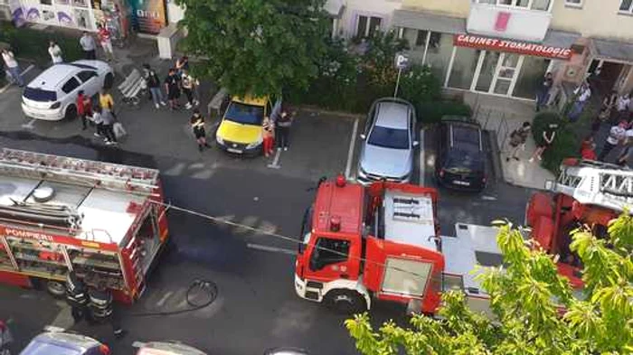 O femeie şi doi copii, scoşi din apartament cu autoscara Foto: ISU Argeș