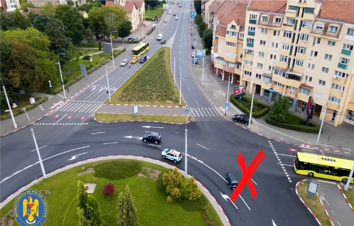 Banda ce are mereu prioritate mereu în sensul giratoriu.