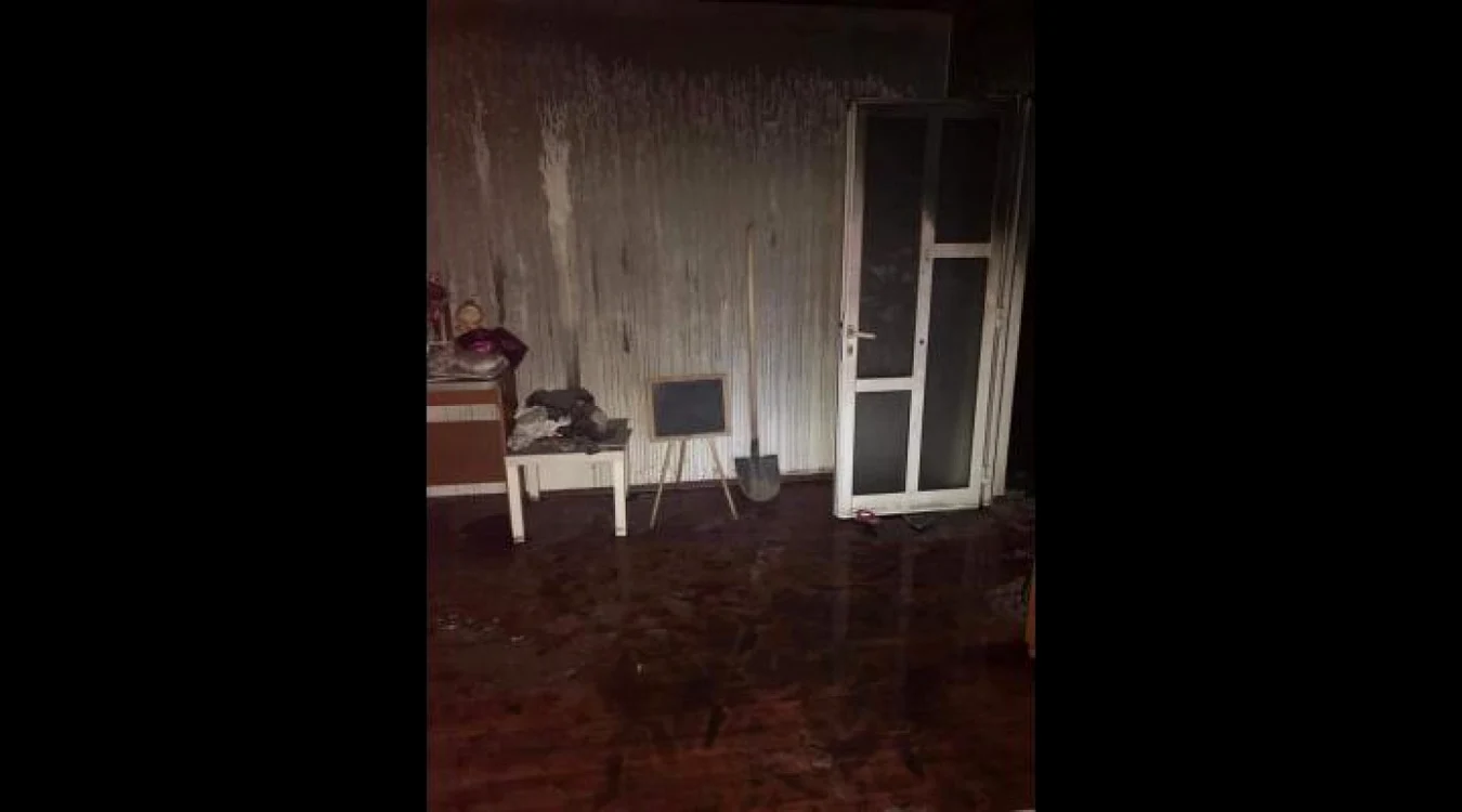 Apartamentul din Ploieşti unde locuiau cele două fetiţe împreună cu părinţii lor a fost complet distrus de incendiu. Este nevoie de haine şi rechizite pentru copii, dar şi de materiale de construicţii pentru renovarea casei FOTO Facebook
