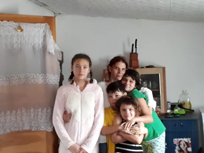 Elena, înconjurată de cei patru năzdrăvani
