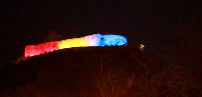 Cetatea Devei a fost iluminată festiv în culorile roşu, galben şi albastru. FOTO: Daniel Guţă. ADEVĂRUL.