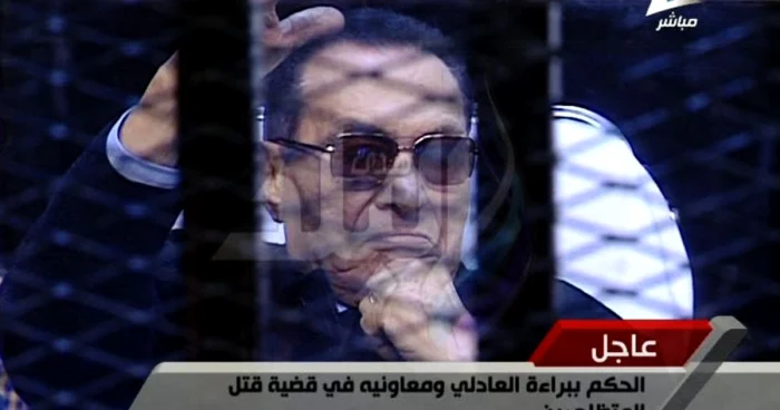 Hosni Mubarak şi cei doi fii ai săi au fost condamnaţi la trei ani de închisoare, într-un caz de corupţie FOTO Captură TV/AP