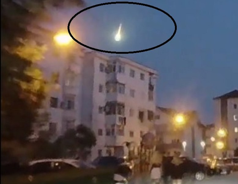 Meteorit filmat deasupra muntelui Vâlcan. Nu se știe exact unde a căzut VIDEO