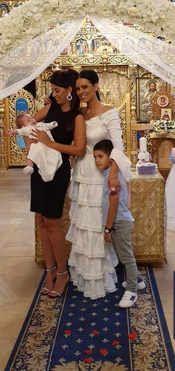 Raluca Macovei şi moaşa copiilor ei, cântăreaţa de muzică populară Alina Radi