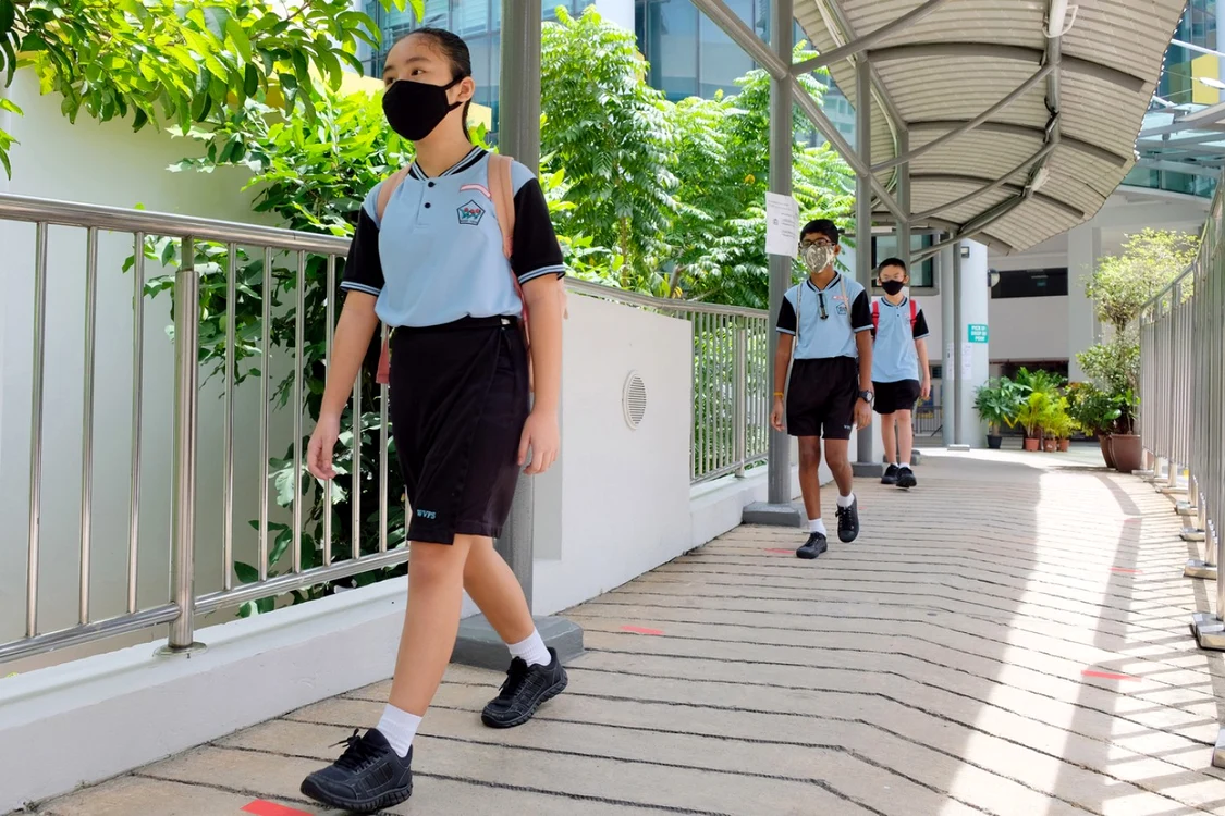 Profesorii şi elevii din Singapore trebuie să poarte măşti sau viziere la şcoală, cu excepţia cazului în care mănâncă sau când sunt implicaţi în activităţi precum exerciţii fizice. FOTO: MINISTERUL EDUCAŢIEI