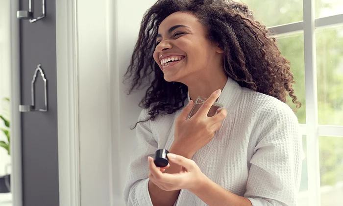 femeie care se da cu parfum shutterstock 1775344718 jpg