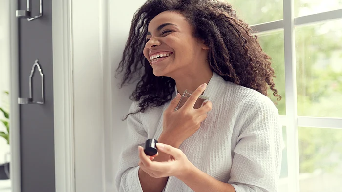 femeie care se da cu parfum shutterstock 1775344718 jpg