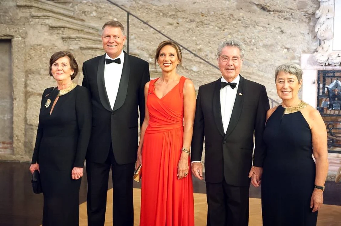 
    Soții Iohannis au fost invitaţi de onoare ai Preşedintelui Austriei, Heinz Fischer, şi ai soţiei acestuia, Margit Fischer  
