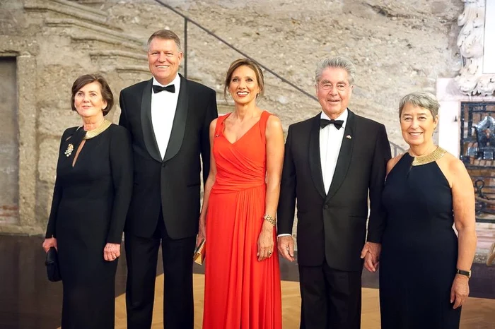 
    Soții Iohannis au fost invitaţi de onoare ai Preşedintelui Austriei, Heinz Fischer, şi ai soţiei acestuia, Margit Fischer  