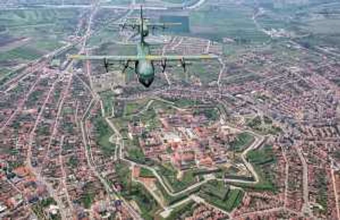 Avioane C-130 Hercules deasupra Cetăţii Alba Iulia. Foto: Adrian Dulău