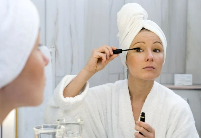 
    Ritualul de machiaj a început să facă parte din rutina zilnică a oricărei femeifoto: Hepta  