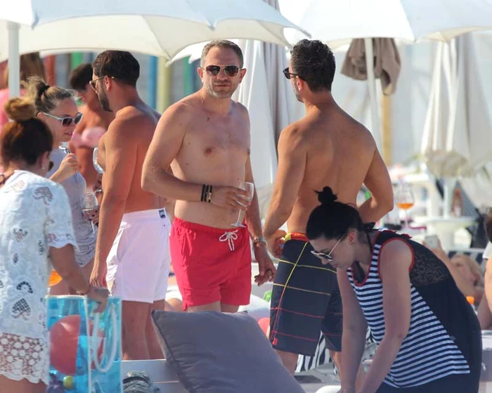 Soțul Cristinei s-a relaxat la plajă foto: Blitz