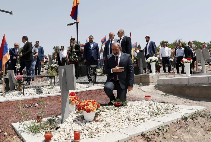 Premierul armean Nikol Pashinyan îngenunchează în faţa unui monument dedicat soldaţilor care şi-au pierdut viaţa în timpul conflictului din Nagorno Karabah. FOTO EPA-EFE