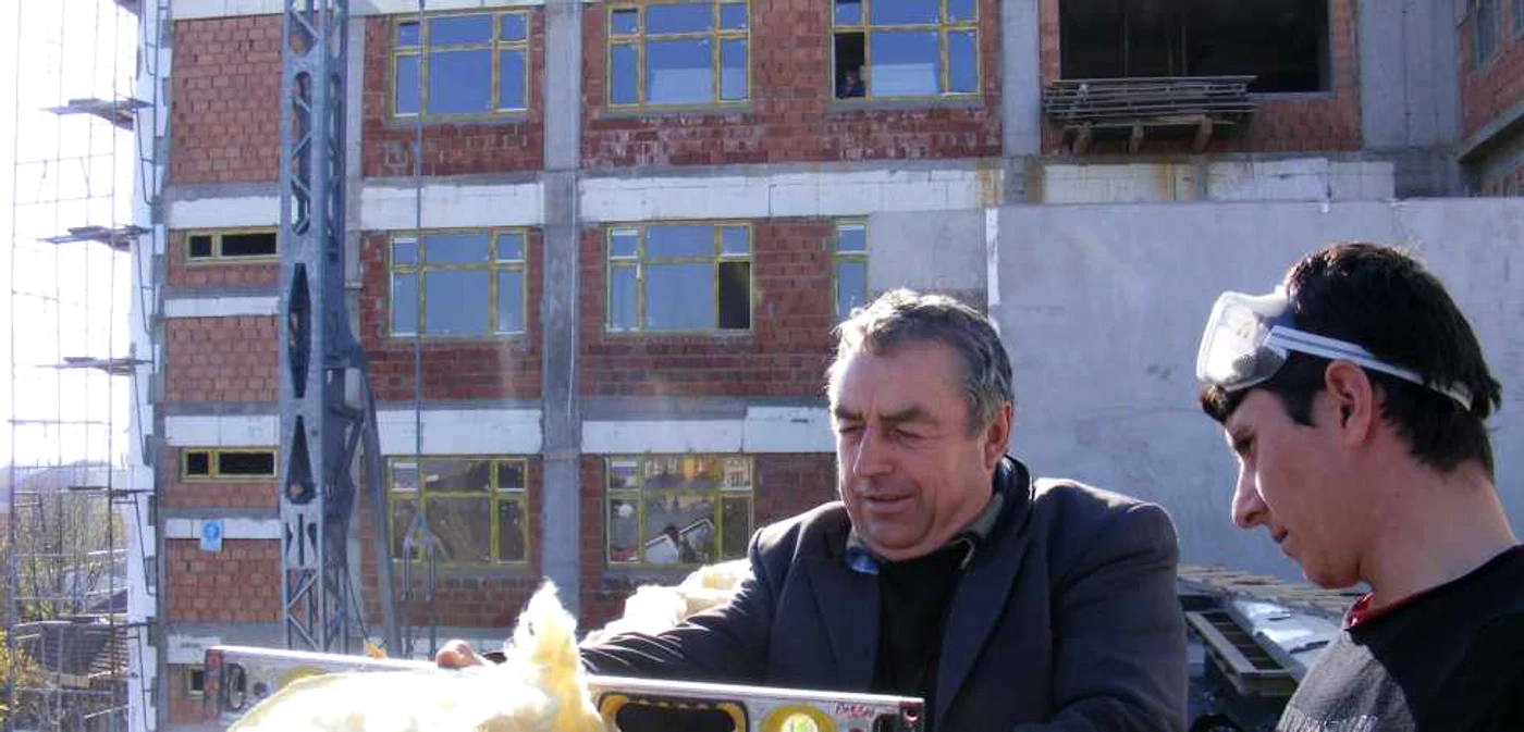 Muncitorii dau zor pe şantier să finiseze exteriorul clădirii