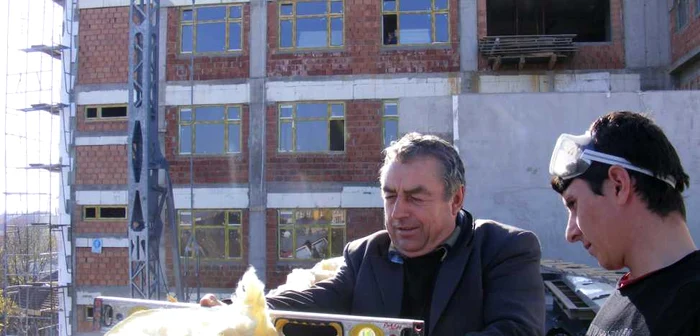 Muncitorii dau zor pe şantier să finiseze exteriorul clădirii