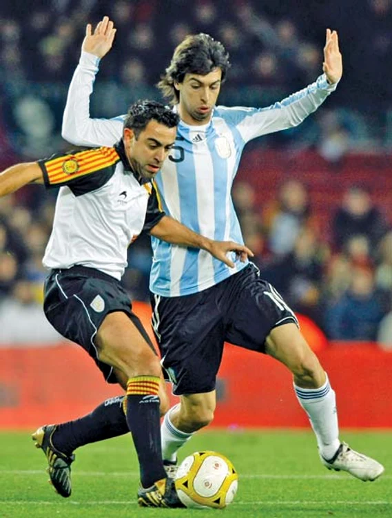 Xavi a câştigat duelul cu Pastore şi a adus Cataloniei cel mai important succes din istorie