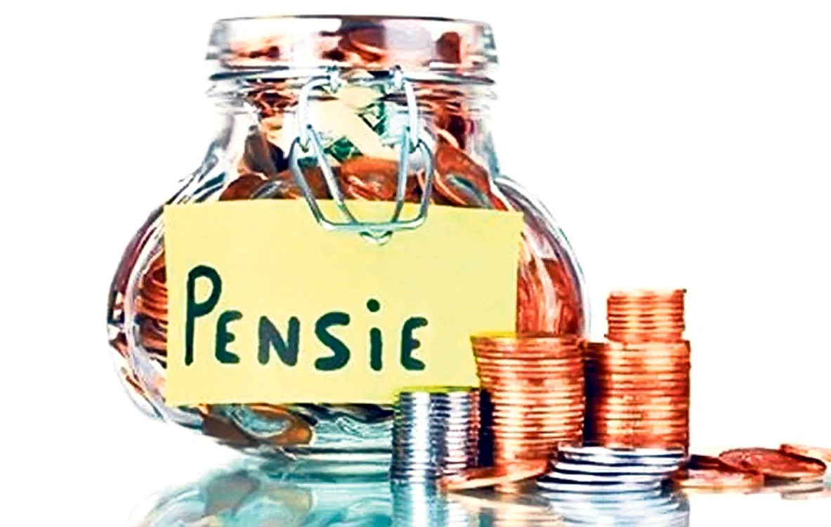 Pensia anticipată este mai mică, din cauza faptului că cel care o cere este penalizat cu 50% până împlinește vârsta standard