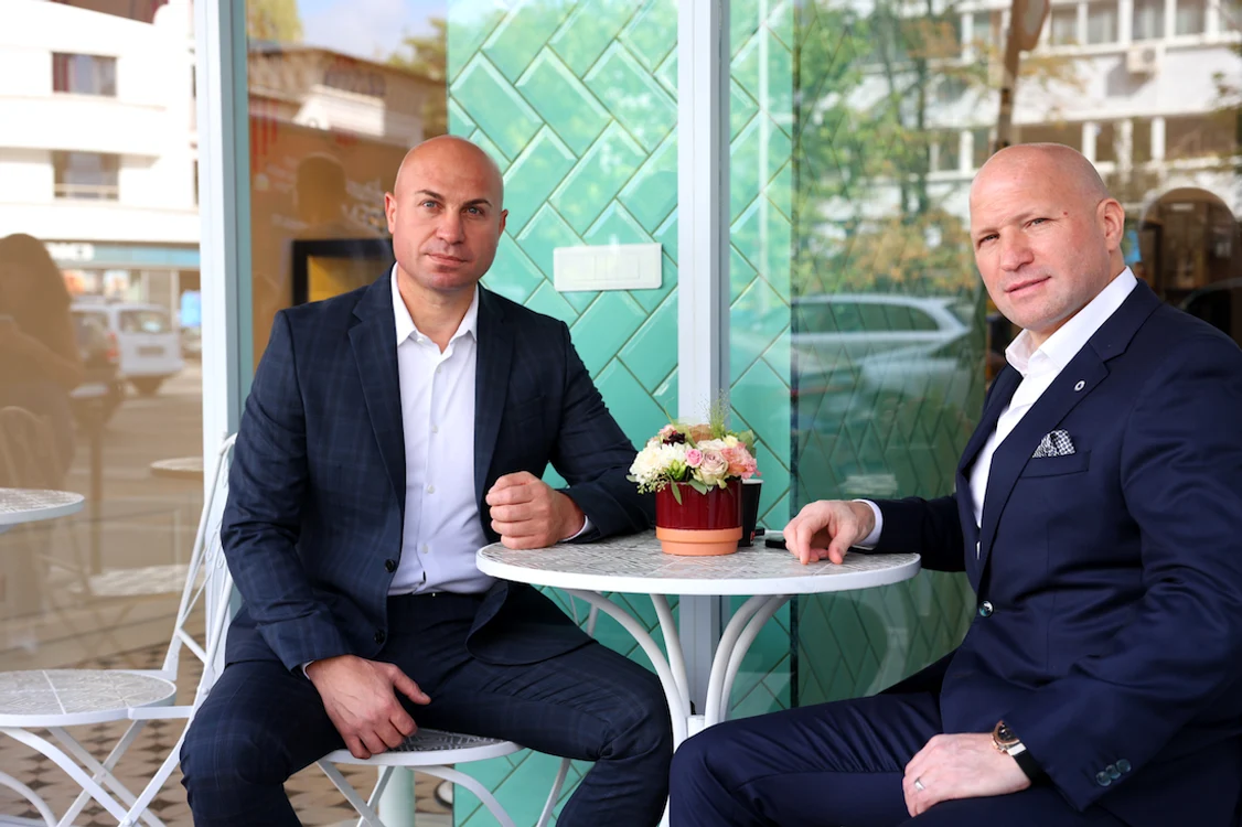 Ion Bouaru (stanga) și Ion Mereacre (dreapta)   parteneri fondatori ai  Cornelius H Group LTD   fondul de investiții care deține brandul Dulcinella în România   deschidere 12 sept 2024 png