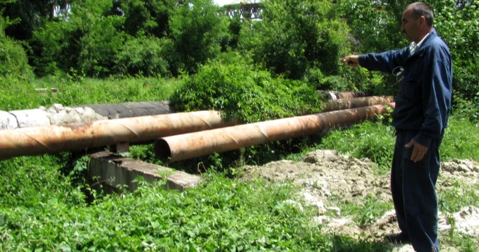 Hoţii fură conductele pentru a le duce la fier vechi