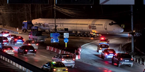 Un avion Mc Donnell Douglas MD83, transportat sâmbătă searaă prin București Foto INQUAM Photos Cosmin Enache jpeg