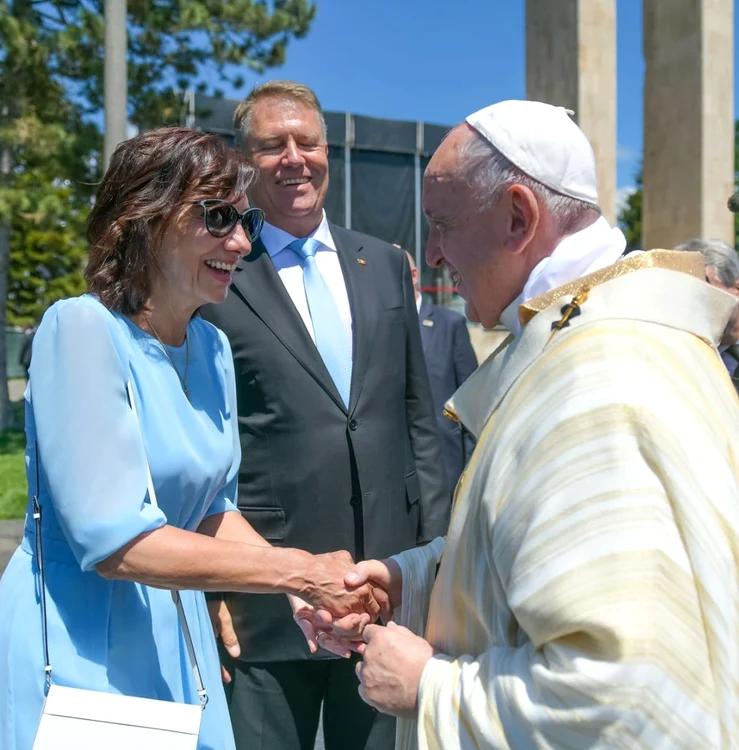 19 prima doamna carmen iohannis bleu papa francisc in romania 7 jpg jpeg