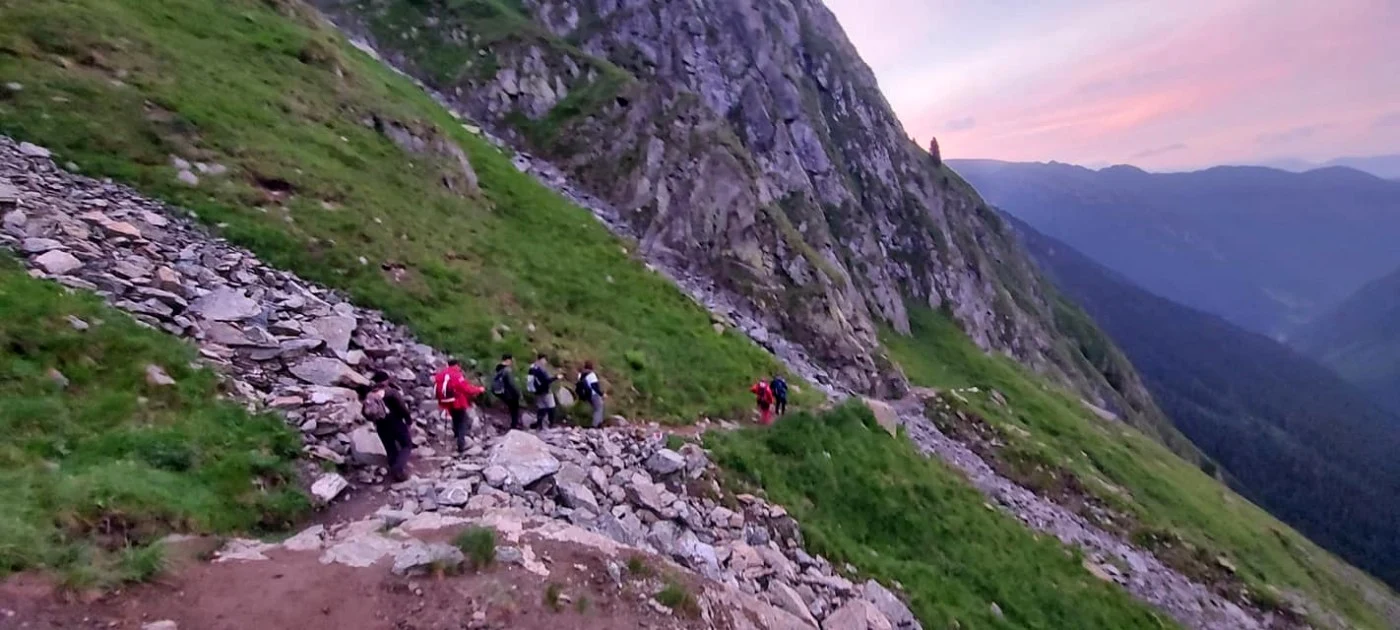 Salvamontiştii şi jandarmii montani care au salvat de pe Vârful Moldoveanu patru tineri vâlceni Foto Salvamont Nucşoara