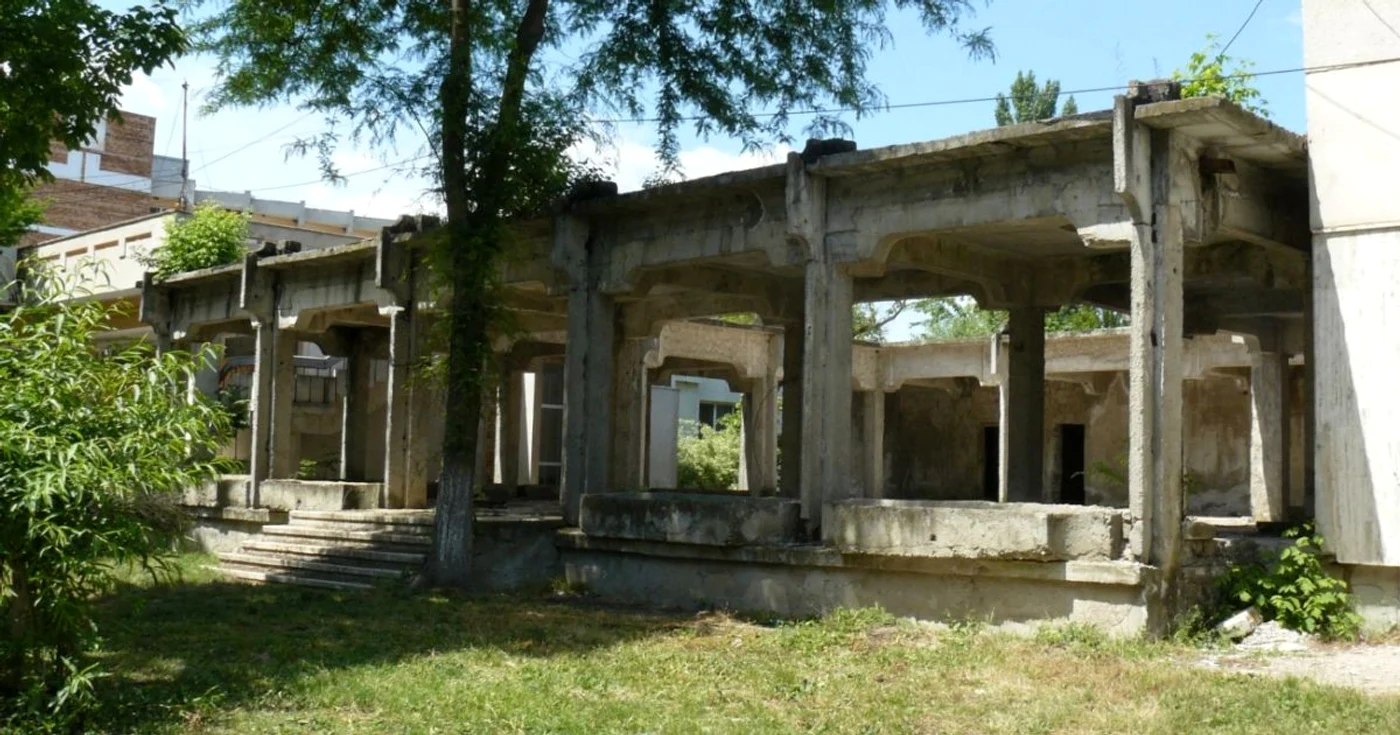 Ruine moderne la Lacu Sărat FOTO Iulian Minea