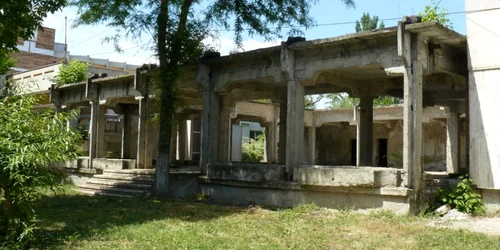 Ruine moderne la Lacu Sărat FOTO Iulian Minea