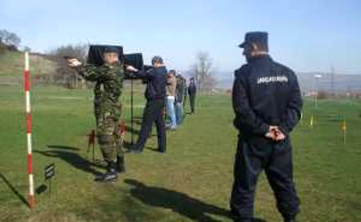 Militarii au tras în ţintele aflate la 15 metri