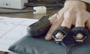 Doar tânăra care a reclamat violul a susținut testul cu detectorul de minciuni